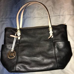 Medium- sized handbag